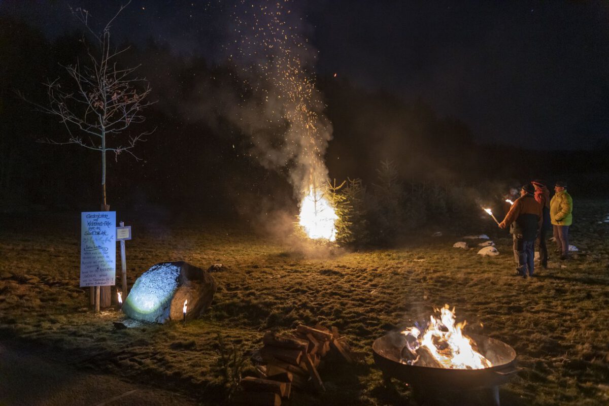 Im Widerstand gegen Südostlink haben viele Störnsteiner ein Mahnfeuer mit 200 Weihnachtsbäumen entzündet. Foto: OberpfalzECHO/David Trott