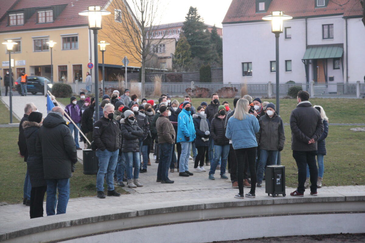 70 bis 100 Menschen versammelten sich in Erbendorf, um gegen die Corona-Spaziergänge zu demonstrieren. Bild: Solidarisches Erbendorf