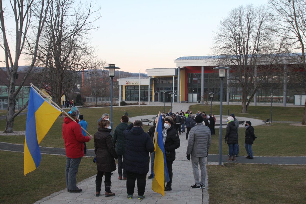70 bis 100 Menschen versammelten sich in Erbendorf, um gegen die Corona-Spaziergänge zu demonstrieren. Auch Ukraineflaggen waren zu sehen. BIld: Solidarisches Erbendorf