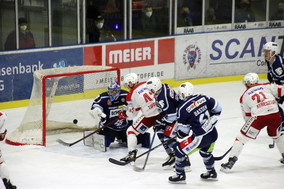 Ein kampfbetontes Oberpfalz-Derby bekamen am Donnerstagabend die Eishockey-Fans in der Hans-Schröpf-Arena zu sehen. Foto: Jürgen Masching