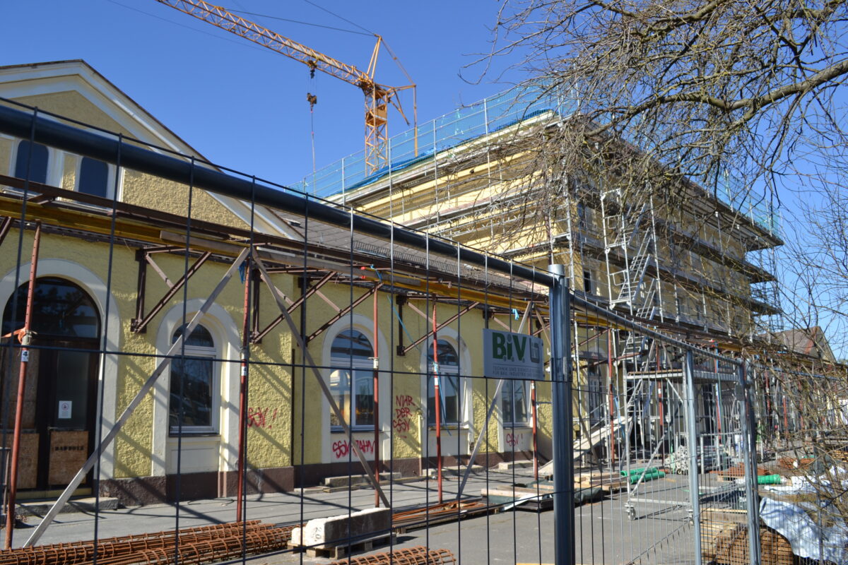 Trotz gewaltiger Umbauten soll die architektonisch ansprechende Bauform des Bahnhofsgebäudes im Prinzip erhalten werden. Foto: Udo Fürst