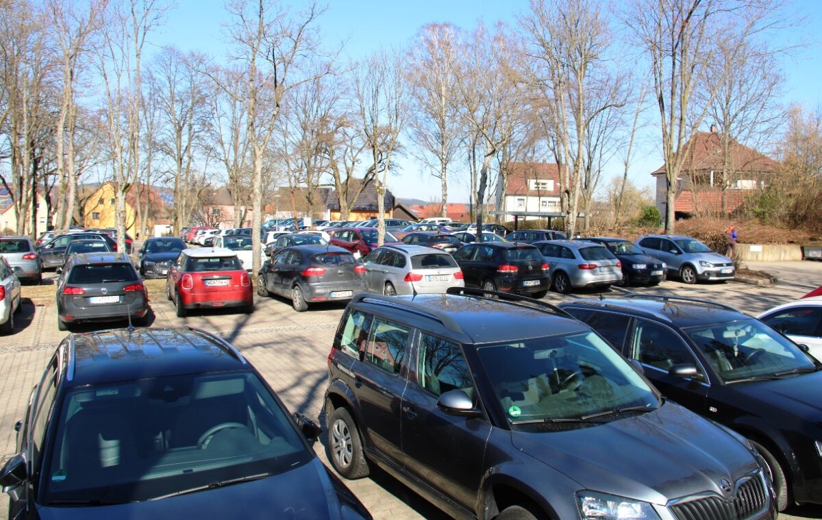Der Parkplatz vor dem ehemaligen Krankenhausgebäude an einem
Werktagvormittag. Er ist mit Fahrzeugen voll. Die Felix-Bewohner fürchten unter anderem ein Verkehrschaos. 