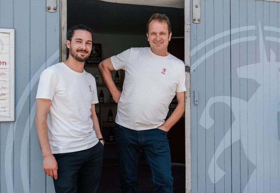 Lino Molter und Arne Luchner betreiben eine Kafferösterei und eine Brauerei im Familienbetrieb. Foto: Landkreis Neustadt/WN