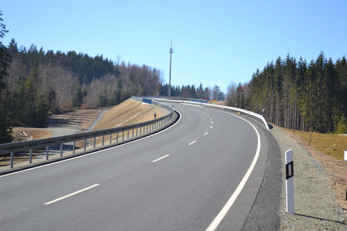 So schön das für die Autofahrer und vor allem für die Lastwagen ist: Der Ausbau der Bundesstraße 299 hat tiefe Wunden in den Hessenreuther Berg geschlagen. Foto: Udo Fürst