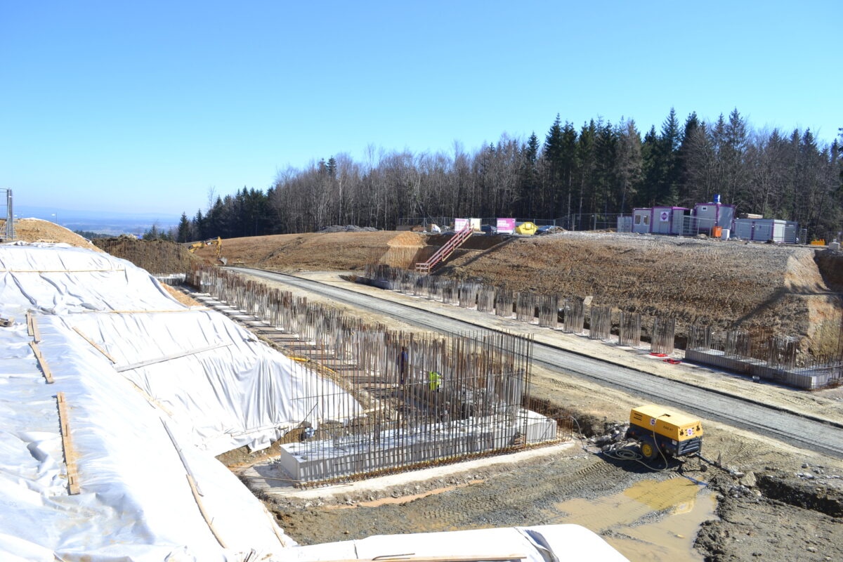 Über den deutlich abgetragenen Abspann des Hessenreuther Bergs wird eine Fußgänger- und Wildbrücke gebaut. Derzeit werden dafür Dutzende Fundamente eingegossen. Foto: Udo Fürst