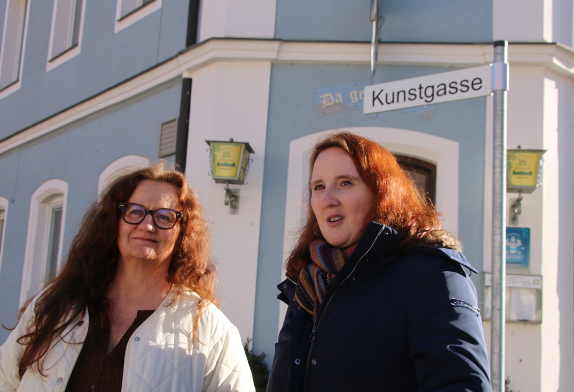 Christina (rechts) und Mutter Ulla Baumer vor dem Wirtshaus  in Waldsassen. Bild: Jürgen Herda