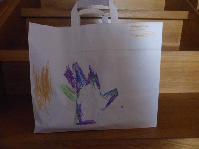 Künstlerisch wurden die Kuchentaschen von den Mädchen und Buben des Kindergarten bemalt. Bild: Sieglinde Schärtl
