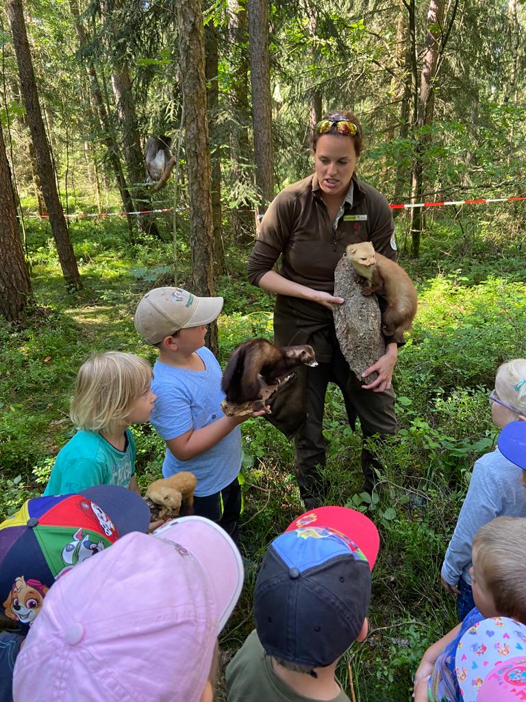 Naturpark-Rangerin Simone Peuleke bringt den Kindern Flora und Fauna näher. Foto: Kinderhaus Heilig Geist