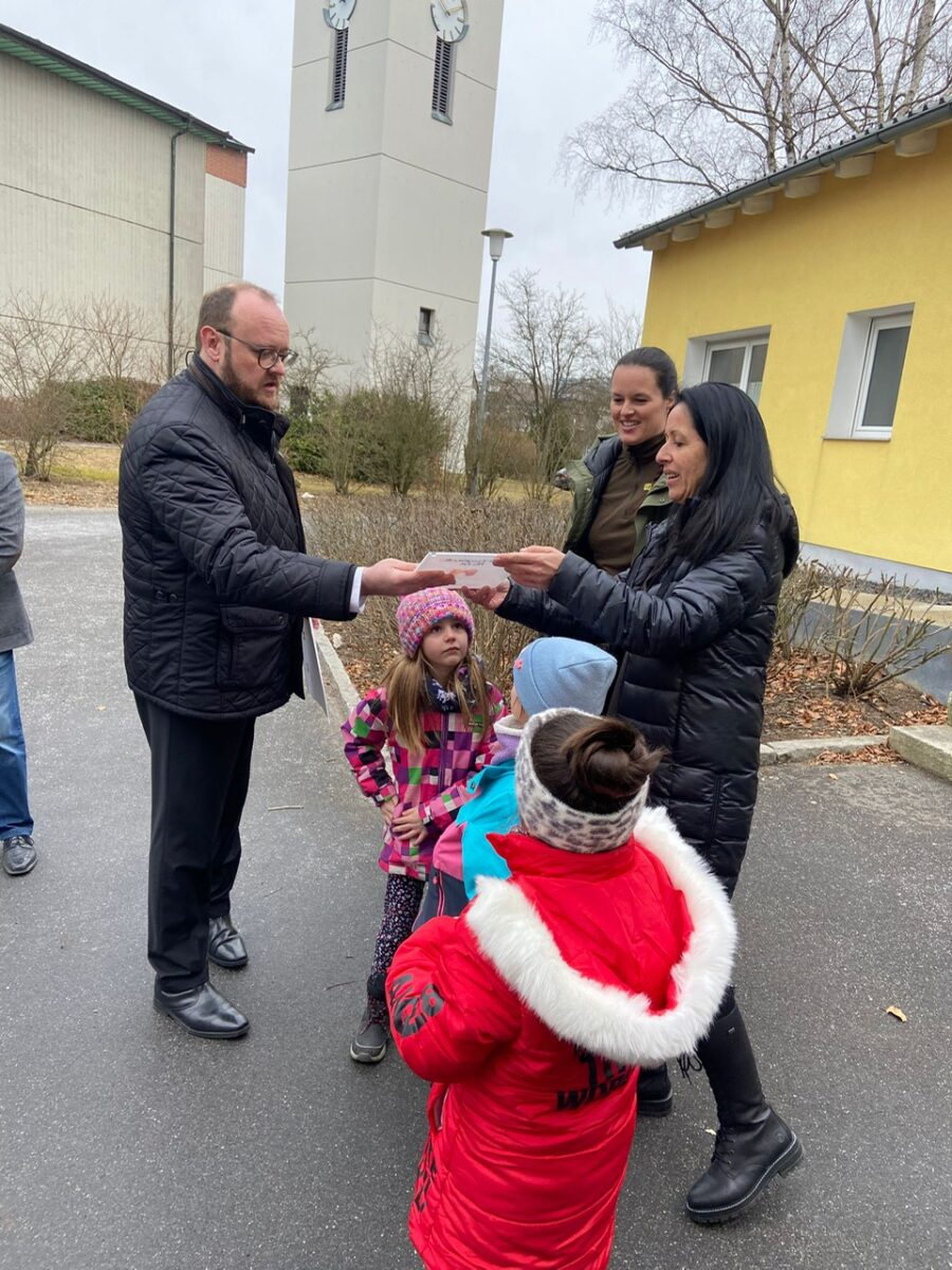 Naturpark-Vorsitzender Landrat Andreas Meier übergab das Zertifikat an die Kindergartenleiterin Andrea Heuser. Foto: Kinderhaus Heilig Geist