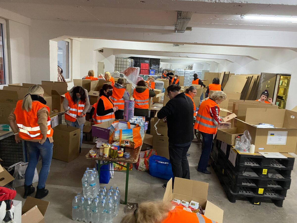 Viele Freiwillige unterstützten den Hilfstransport. Foto: Tomasz Gajda 