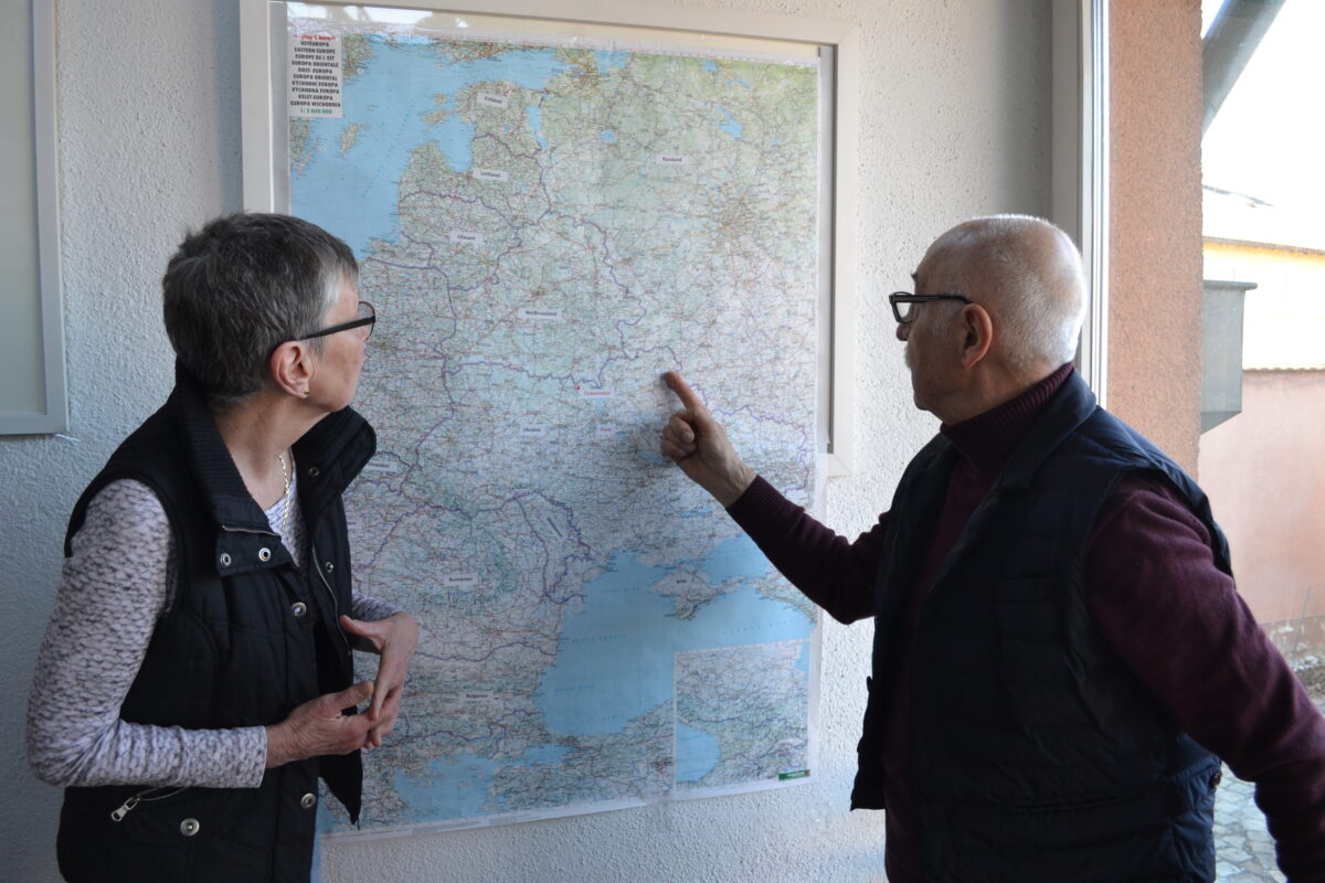 Josef Ziegler und seine Frau Angelika vor einer Landkarte mit vielen ukrainischen Städten, wo sie schon geholfen haben. Foto: Udo Fürst