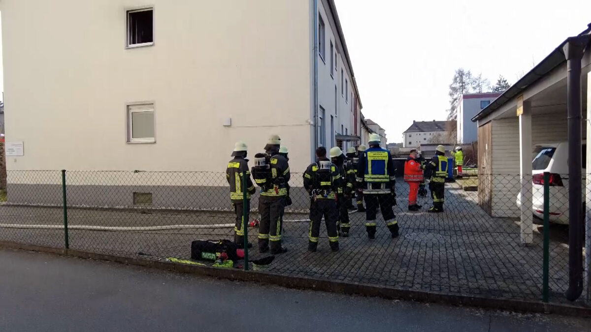 Am Freitagmittag kam es im Hammerweg in Weiden zu einem Zimmerbrand in einem Wohngebäude. Die Feuerwehr war mit mehreren Löschfahrzeugen im Einsatz und löschte den Brand. Allerdings wurden sechs Personen leicht verletzt. Foto: NEWS5 / Beer