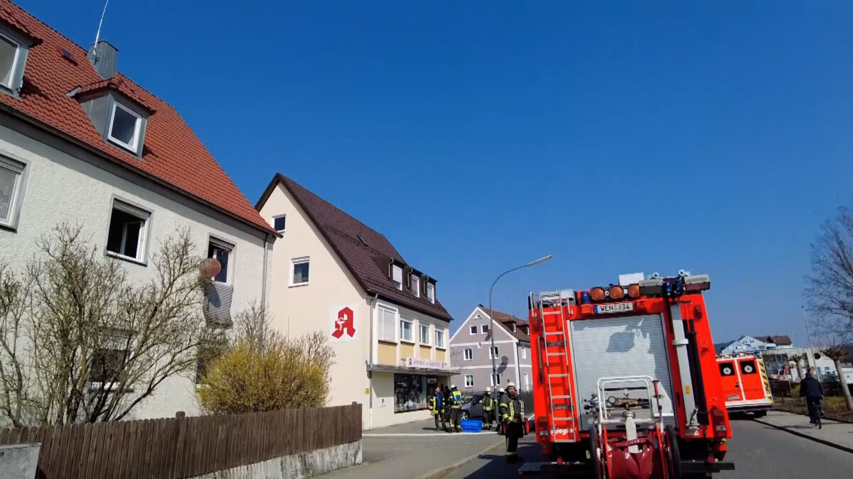 Am Freitagmittag (25.03.2022) kam es im Hammerweg in Weiden in der Oberpfalz zu einem Zimmerbrand in einem Wohngebäude. Die Feuerwehr war mit mehreren Löschfahrzeugen im Einsatz und der Brand konnte gelöscht werden. Allerdings wurden sechs Personen leicht verletzt. Bei ihnen besteht der Verdacht einer Rauchgasvergiftung. Die Wohnung ist nicht mehr bewohnbar und die Hintergründe des Brands sind noch unklar. Foto: NEWS5 / Beer Weitere Informationen... https://www.news5.de/news/news/read/23139
