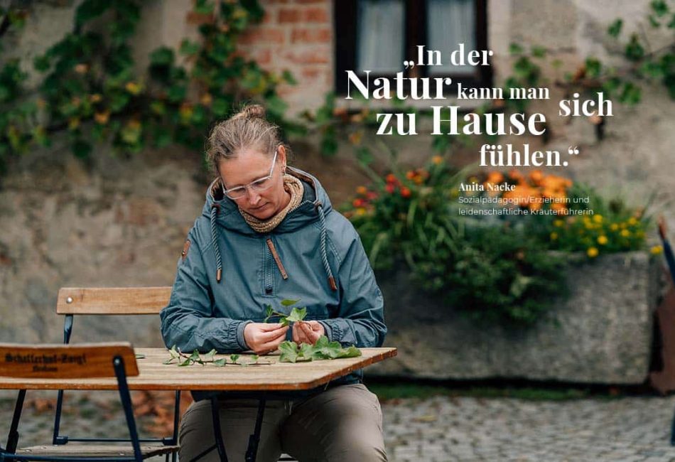 Anita Nacke ist Kräuterführerin aus Passion. Fotos: Landkreis Neustadt/WN