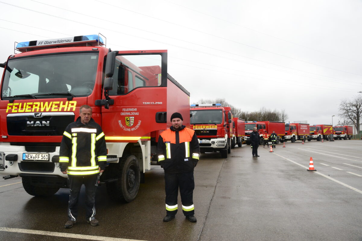 Zwei Feuerwehrkameraden der Oberwildenauer Wehr transportierten  die Spenden mit ihrem Versorgungs-Lastwagen nach Unterföhring. Fotos: Walter Beyerlein