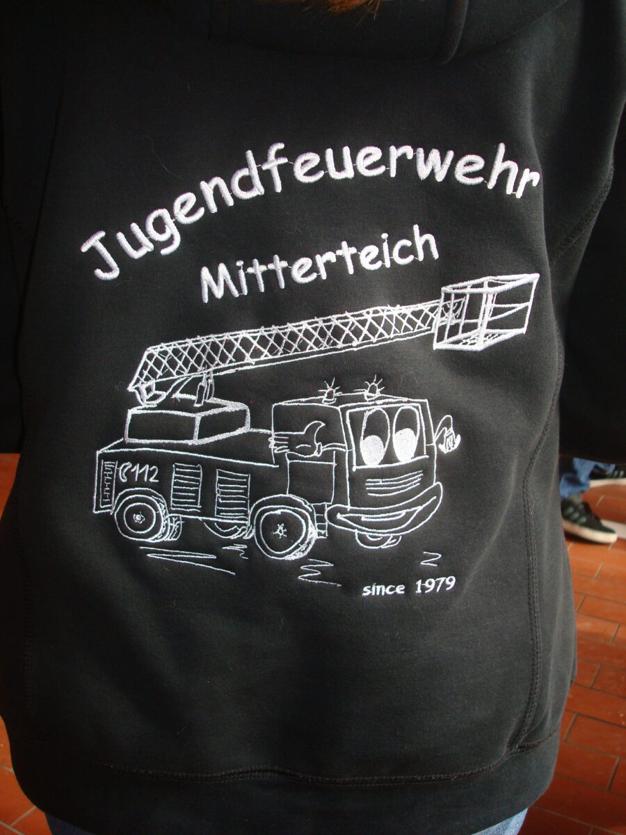 Die neuen Pullis der Jugend-Feuerwehr „Mitterteicher Feuerfunken“. Foto: Werner Männer