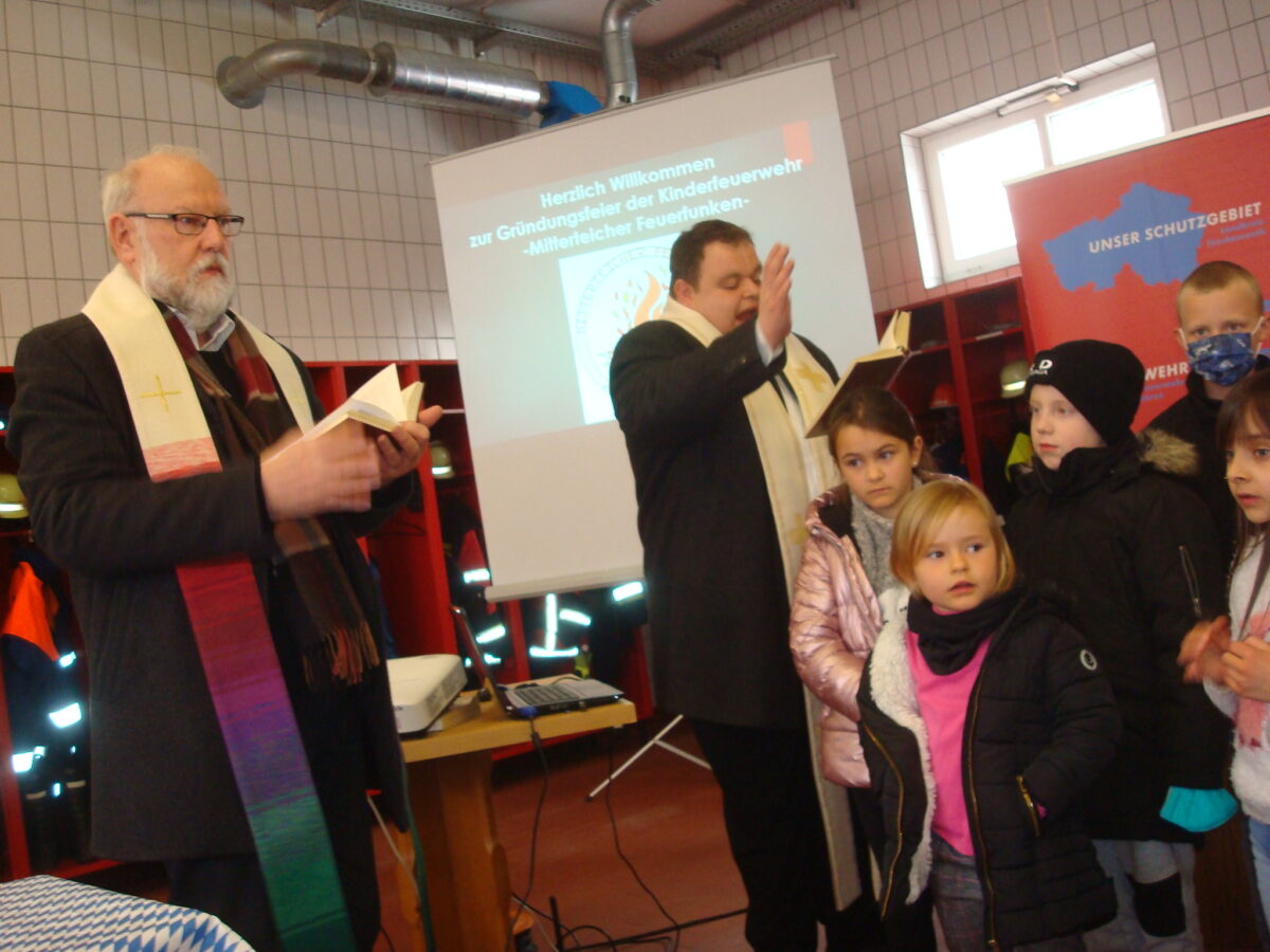 Kaplan Daniel Schmid (rechts) erteilte den Kindern Gottes Segen, um sie vor Gefahren zu schützen. Foto: Werner Männer 