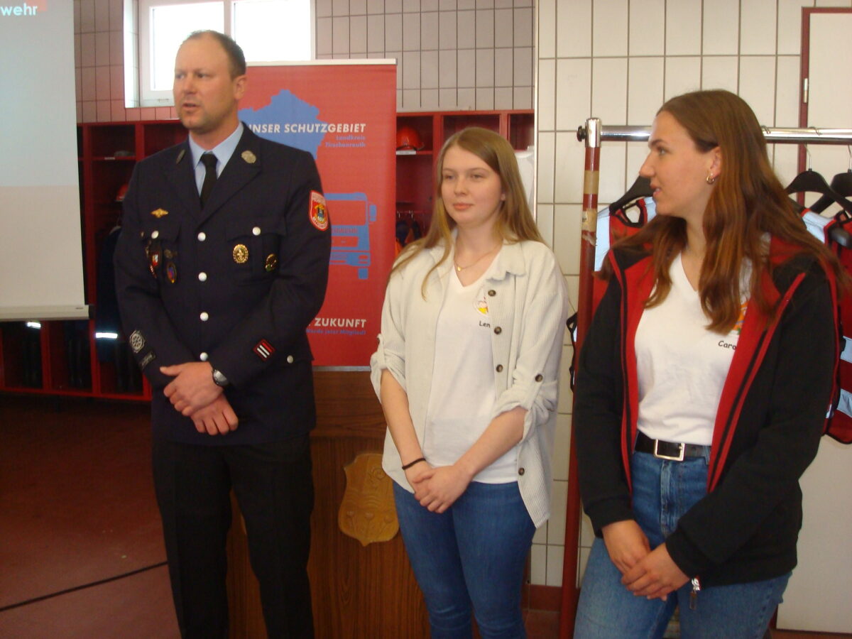 Sie leiten die Kinder-Feuerwehr (von links) Jugendleiter Johannes Schmid, Lena Nemsow und Caroline Grabis. Foto: Werner Männer 