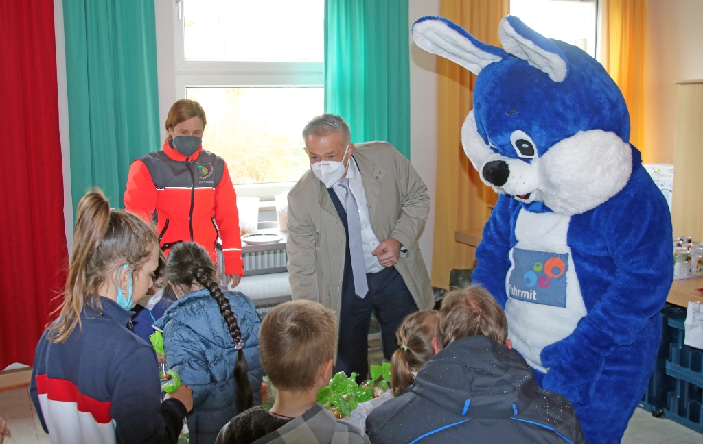 Die Vorsitzende des Jugendrotkreuz Natalie Wölfl und Landrat Grillmeier helfen dem Osterhasen bei der Ausgabe der Geschenke. Bild: Landratsamt Tirschenreuth
