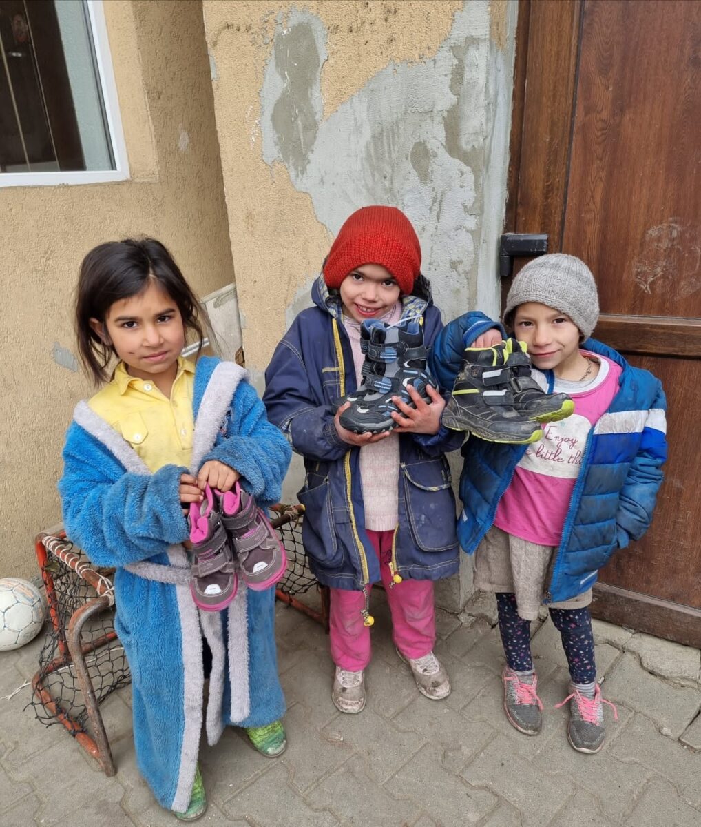 Bei der Ausgabe der Schuhe an Kinder in Târgu Mureș, Rumänien, war die Freude riesengroß. Foto: Petra Lettner