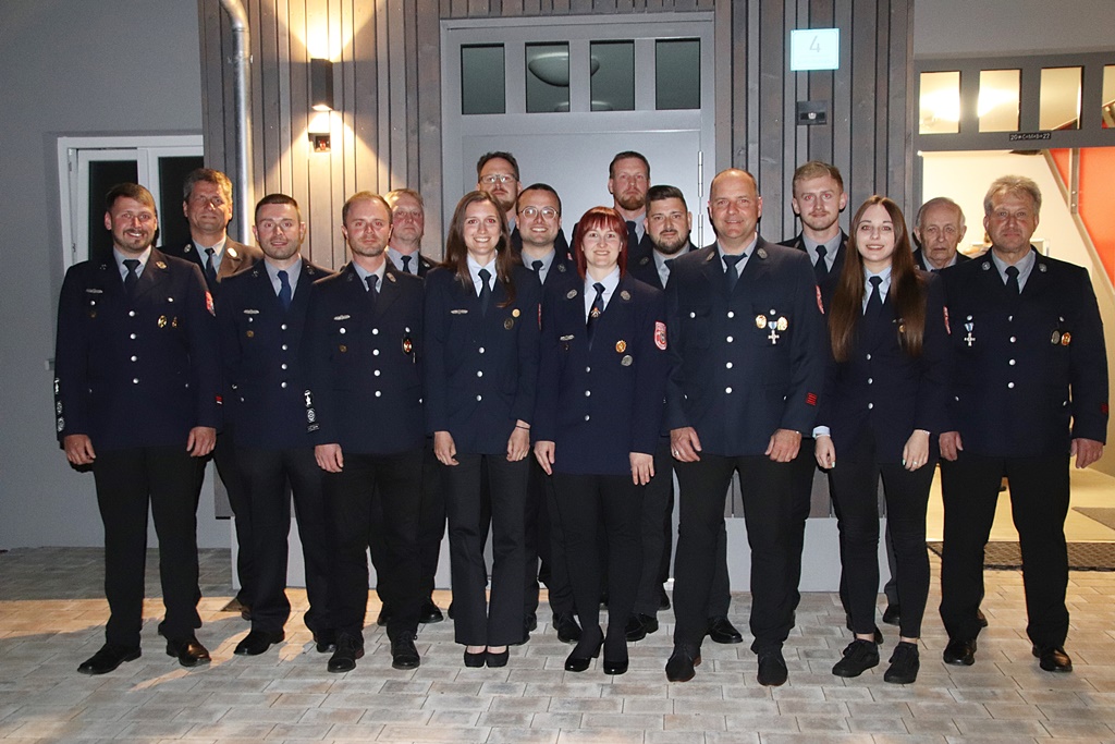 Die gesamte Vorstandschaft der Feuerwehr Dießfurt, alt und neu. Bild: Jürgen Masching