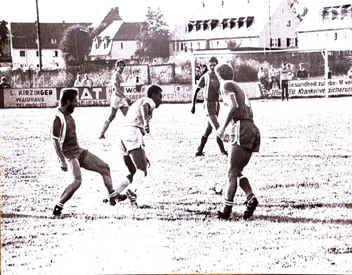 Das waren noch Zeiten: Am alten Sportplatz an der Waidhauser Straße trafen die SpVgg Vohenstrauß auf die SpVgg Weiden. Foto: Archiv SpVgg