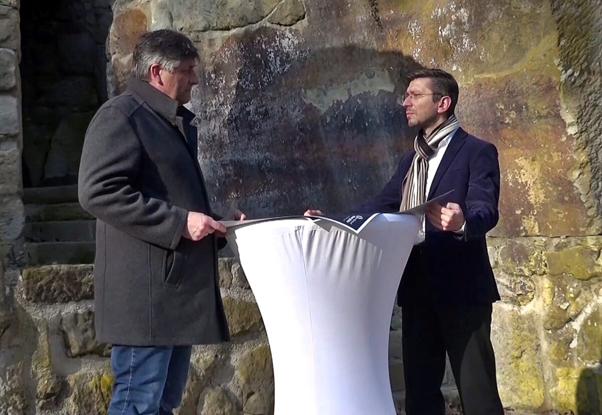 Bürgermeister Edgar Knobloch (links) und Michael Konstantin (rechts) stellen den Kultursommer in Grafenwöhr vor. Foto: Jürgen Masching