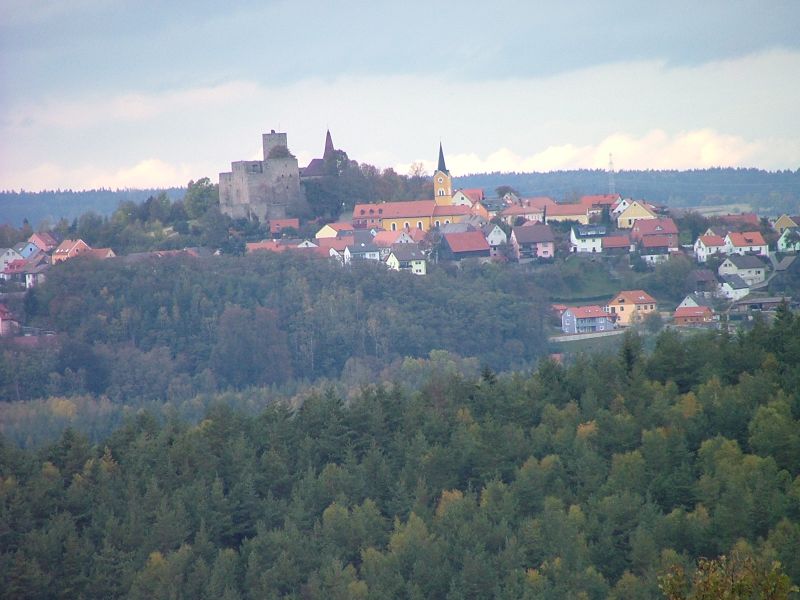 Die Kirche St. Margareta befindet sich vor der größten Burganlage der Oberpfalz. Foto: Sieglinde Schärtl 