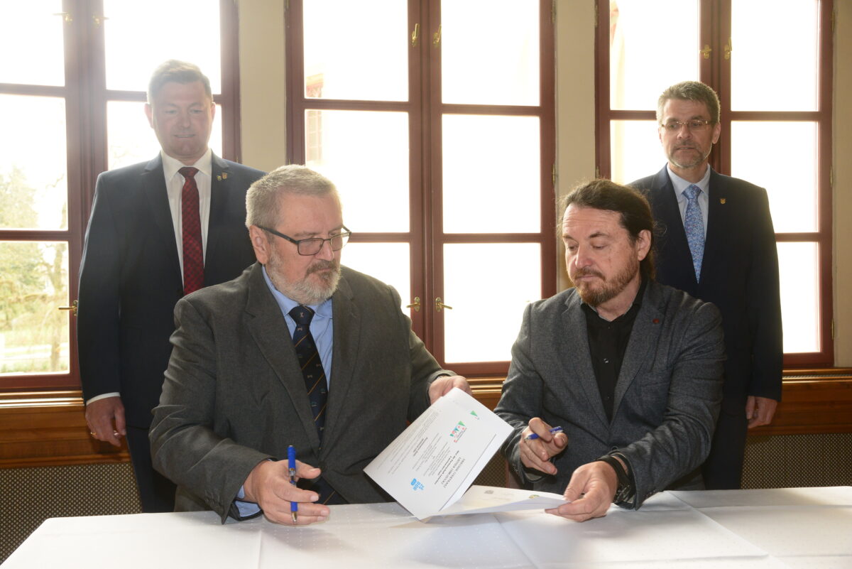 Schulleiter Rektor Gerhard Steiner (links) und Schulleiter Daniel Koblen (rechts) tauschen die unterzeichneten Partnerschaftsurkunden aus. Foto: Walter Beyerlein