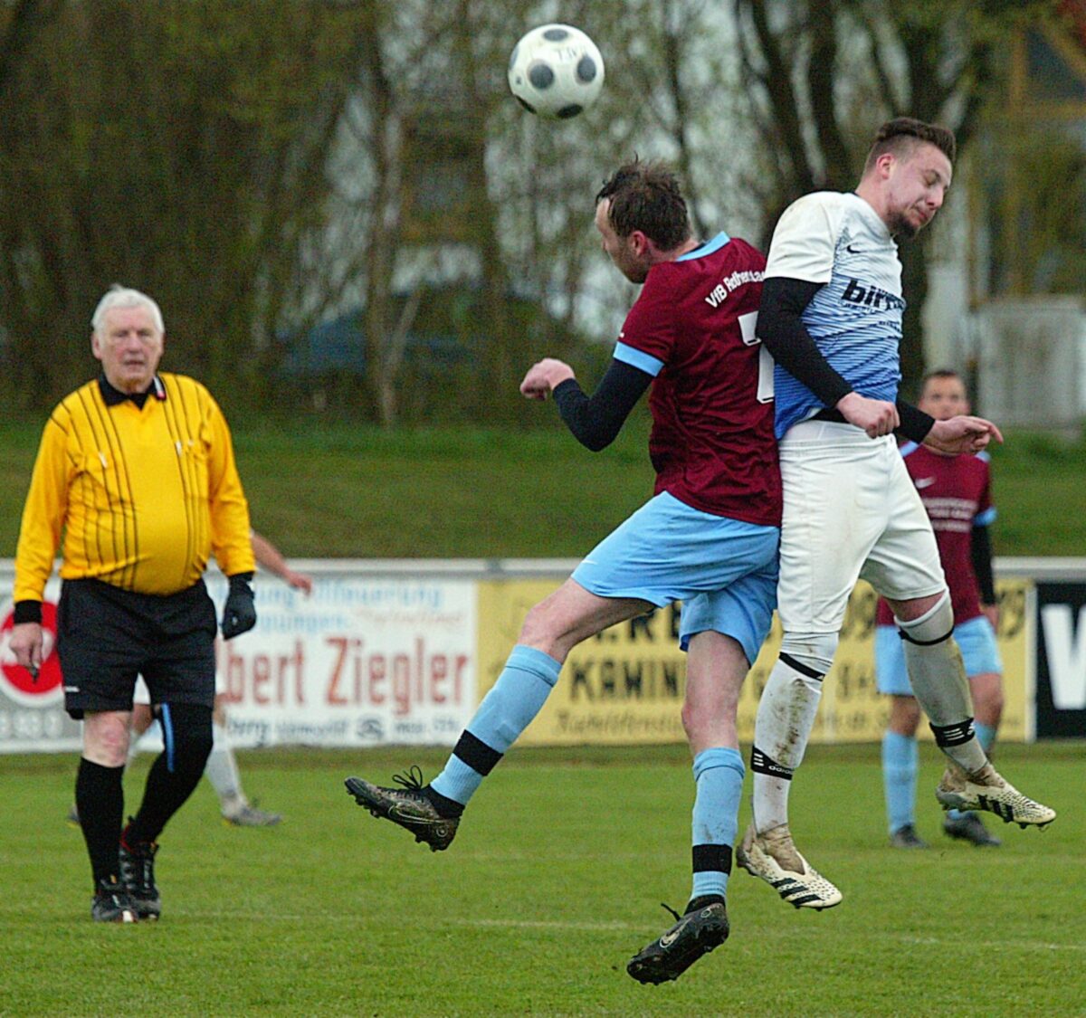 Kopfballduell zwischen Johannes Schell (TSV) und Marco Zeiss (VfB). Foto: Reinhard Kreuzer 