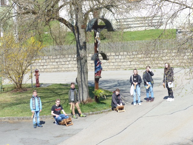 Die Ministranten starten am Dorfkreuz, um an das Angelus-Läuten zu erinnern. Foto: Sieglinde Schärtl