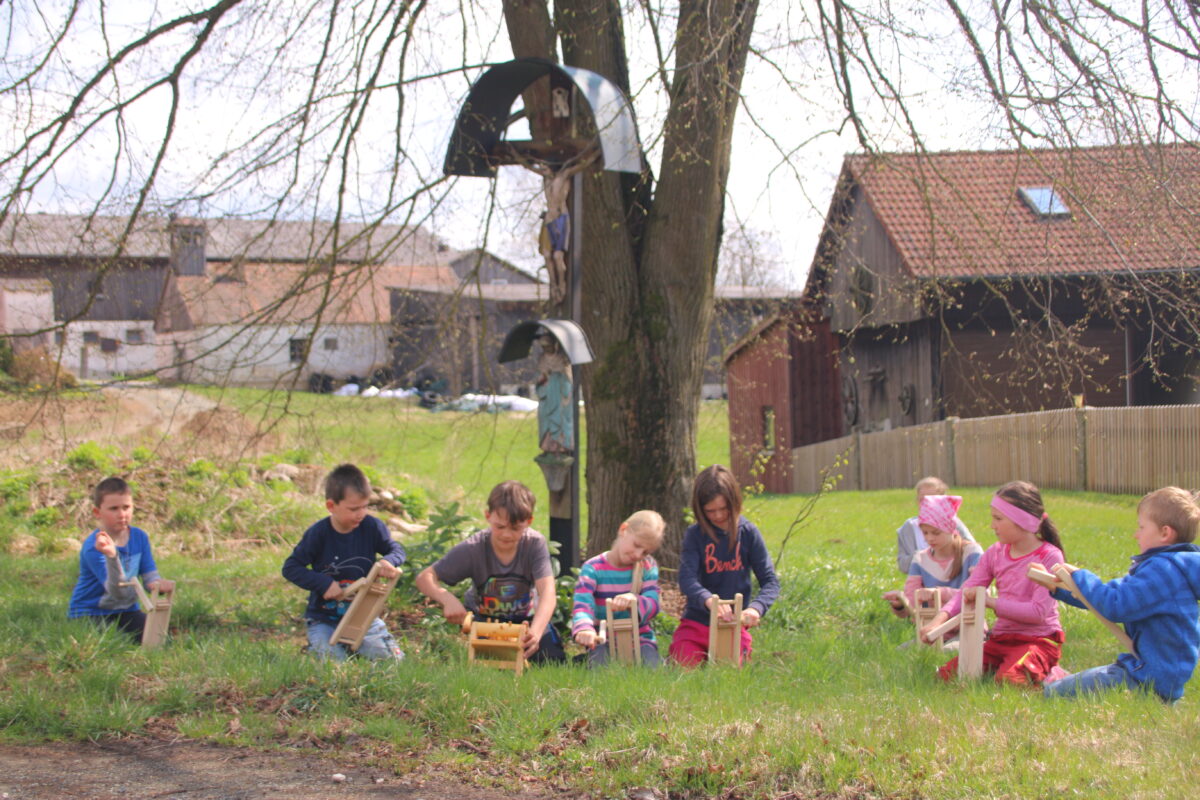 Kinder bringen in Remmelberg ihre Ratschen zum Klappern. Foto: Franz Völkl