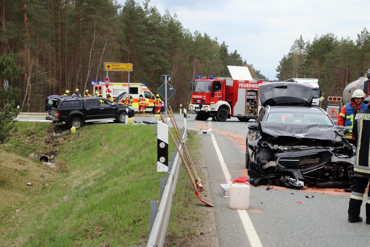 Ein Fahrer krachte in die Beifahrerseite eines Autos und wurde dann noch gegen ein weiteres Fahrzeug geschleudert. Fotos: Jürgen Masching