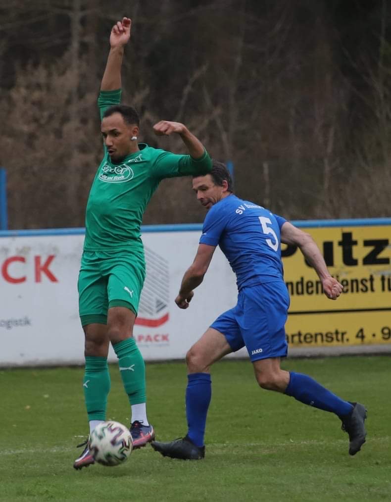 Am Mittwoch empfängt der SV Etzenricht (blau) den SV Hahnbach zu einem Nachholspiel in der Bezirksliga. Das Foto zeigt eine Szene aus der Pokalpartie gegen den FC Schlicht (1:0). Foto: Danzer