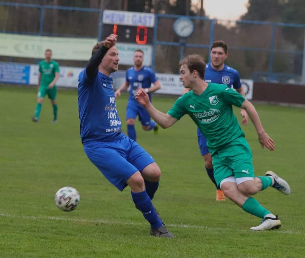 Im Halbfinale gewann de rSCV Etuzenricht (blau) gegen den FC Schlciojht knapp mit 1:0. Am samstag gejht es im Finale
