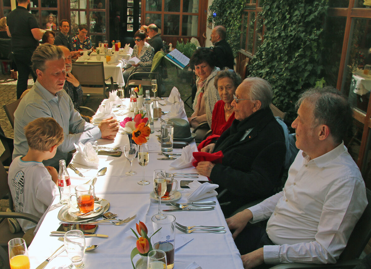 Alexander Fried feiert mit Familie und Freunden seinen 97. Geburtstag. Bilder: Jürgen Herda