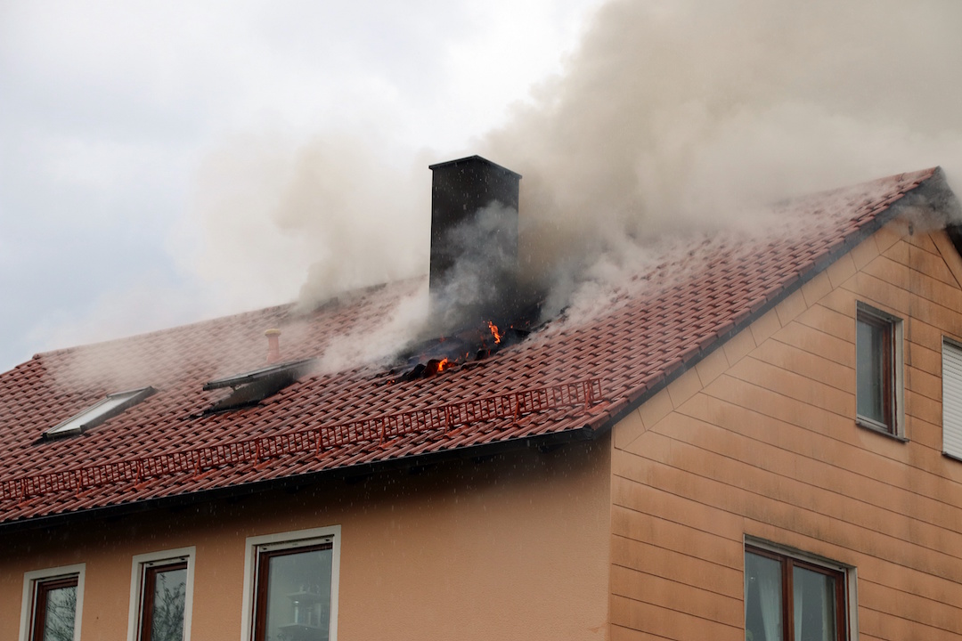 Ein Blitz hatte in dieses Zweifamilienhaus in Grafenwöhr eingeschlagen. Foto: Jürgen Masching