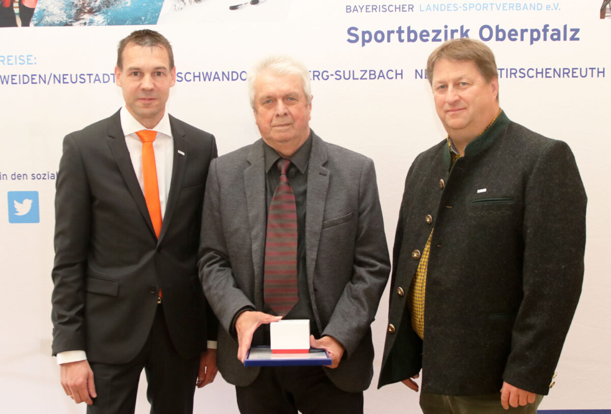 Dieter Niewolik (Mitte) vom SV Neusorg erhielt die Auszeichnung unter anderem für sein Engagement als Fußballtrainer und Vorstandsmitglied. Bild: Stephan Landgraf