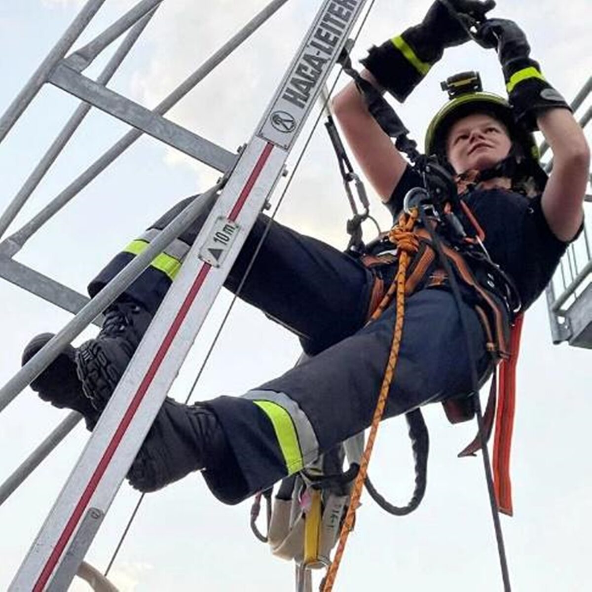 Das Highlight: Eine realitätsnahe Personenrettung von einem 15-Meter hohen Lastenkran. Bild: Feuerwehr Grafenwöhr