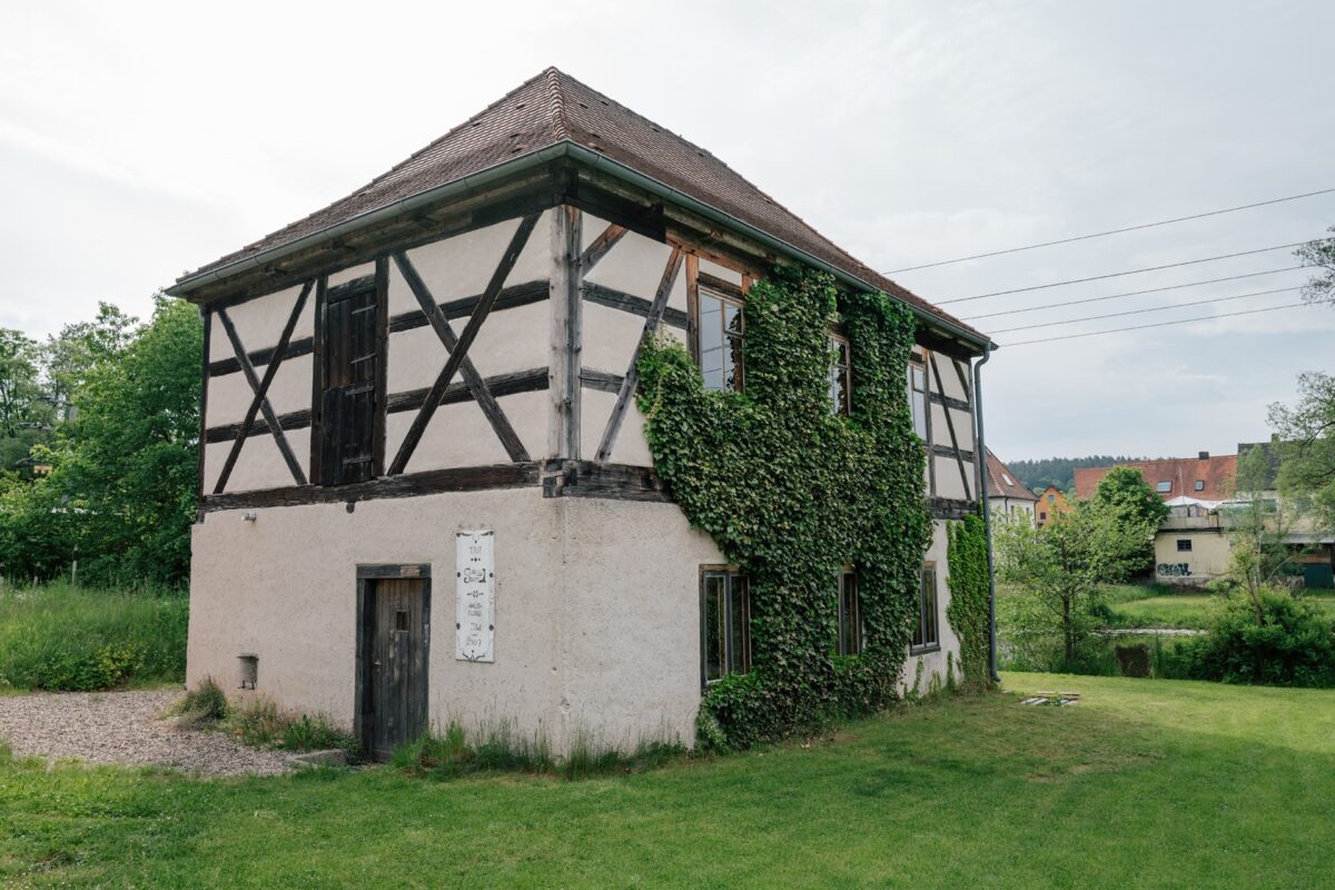 Das denkmalgeschützte Fachwerkhaus wurde als „Ort der Künste“ wiederbelebt. Fotos: Landkreis Neustadt/WN