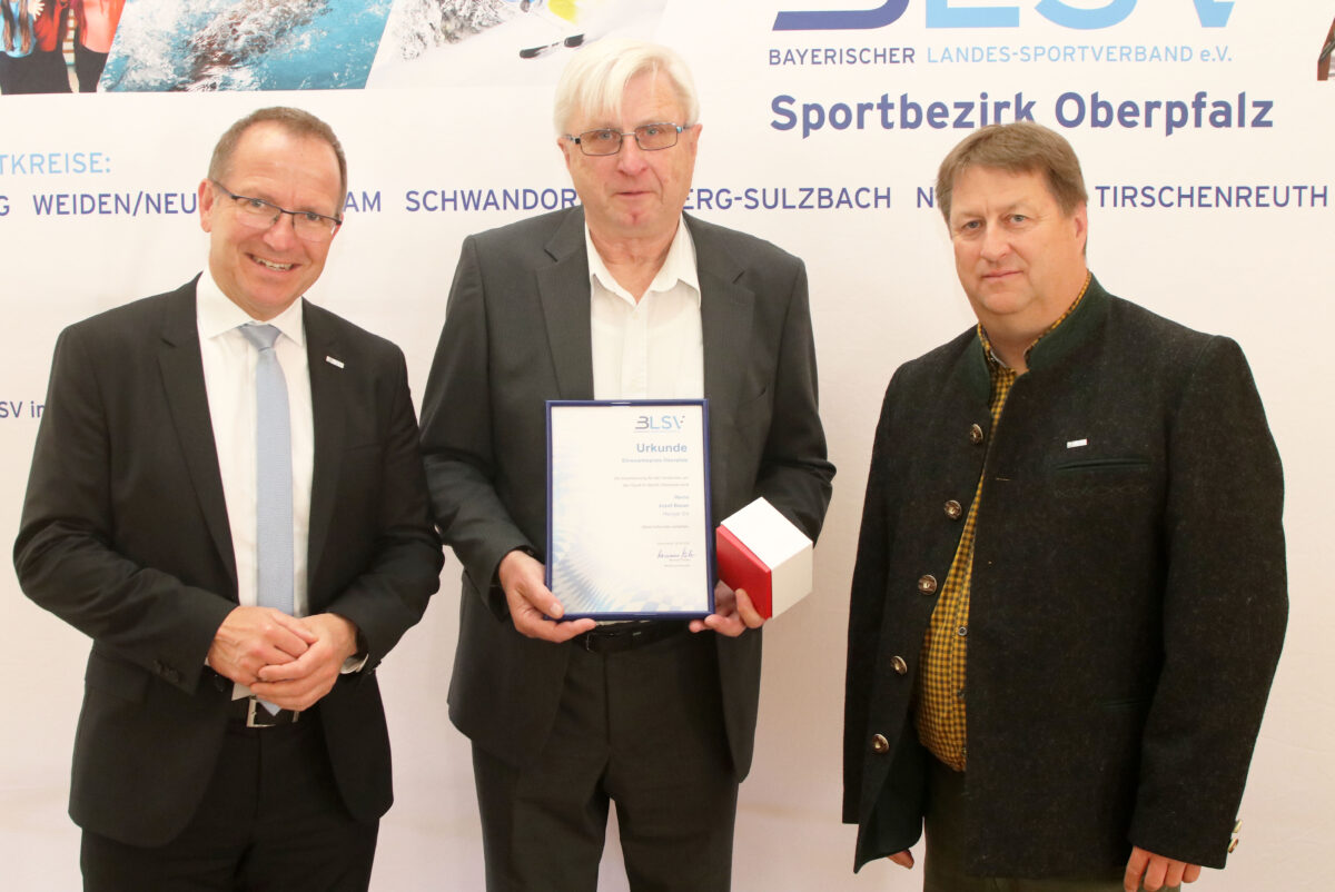 Josef Bauer (Mitte) vom Henger SV ist für seine Tätigkeiten als Geschäftsführer und Vorsitzender geehrt und ausgezeichnet worden. Bild: Stephan Landgraf