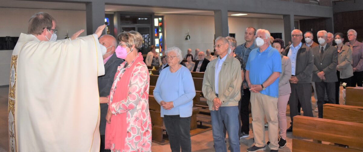 23 Ehejubilare erneuerten in der Friedenskirche ihr Eheversprechen. Fotos: Renate Gradl