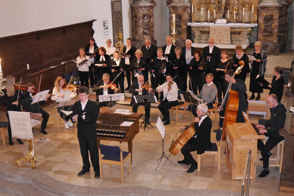  Die Kantorei Weiden gestaltete den Gottesdienst zur Kirchplatzeinweihung mit festlicher Musik aus. Bild: Karin Hannes