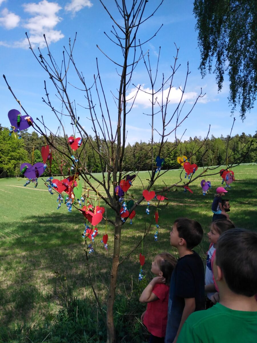 Am Baum hatten alle die selbstgebastelten Herzen mit Wünschen für die Eltern aufgehängt. Foto: Sieglinde Schärtl
