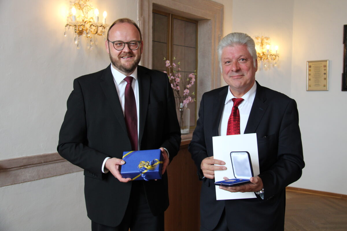 Für sein langjähriges kommunalpolitisches Engagement ist Günther Stich (rechts) im Namen des Bayerischen Innenministers geehrt worden. Bild: Hans Prem 