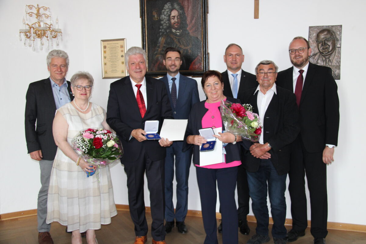 Rita Steiner und Günther Stich sind mit der Kommunalen
Verdienstmedaille in Bronze ausgezeichnet worden. Landrat Andreas Meier überreichte diese Auszeichnung. Bild: Hans Prem
