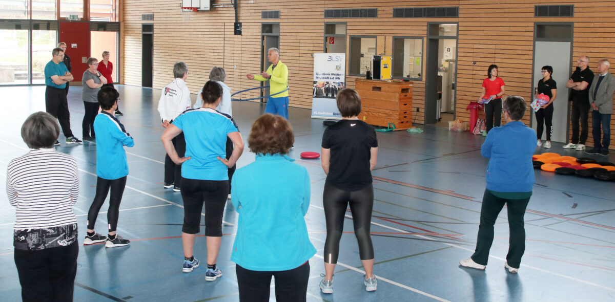 30 Teilnehmer aus der gesamten Oberpfalz nahmen am gemeinsamen Lehrgang des BLSV und BTV in der Turnhalle der Mittelschule Weiherhammer teil. Foto: lst
