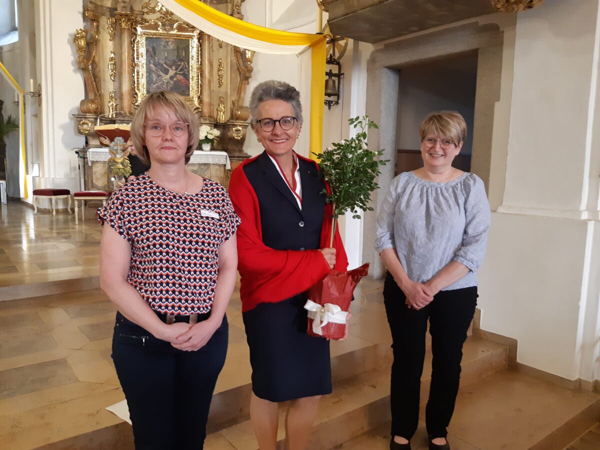 Susanne Wagner (links) und Elke Lauterbach (rechts) bedankten sich bei Baronin Gemmingen für die stete Unterstützung. Bild: Malteser Weiden