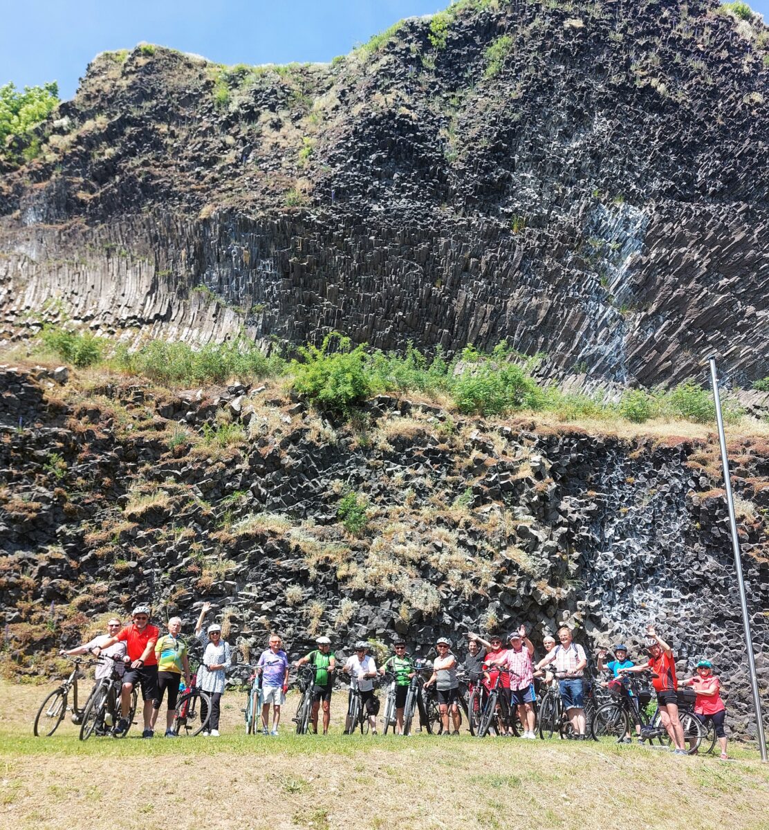 Die Teilnehmer posieren vor der Basaltwand. Bild: Manfred Haberzeth