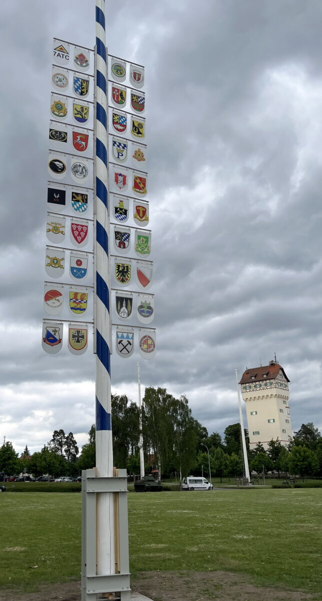 40 Wappenschilder zieren den
Partnerschaftsbaum, der am Paradefeld
vor dem Wasserturm Symbol für die
Verbundenheit und Freundschaft ist. Foto: Gerald Morgenstern